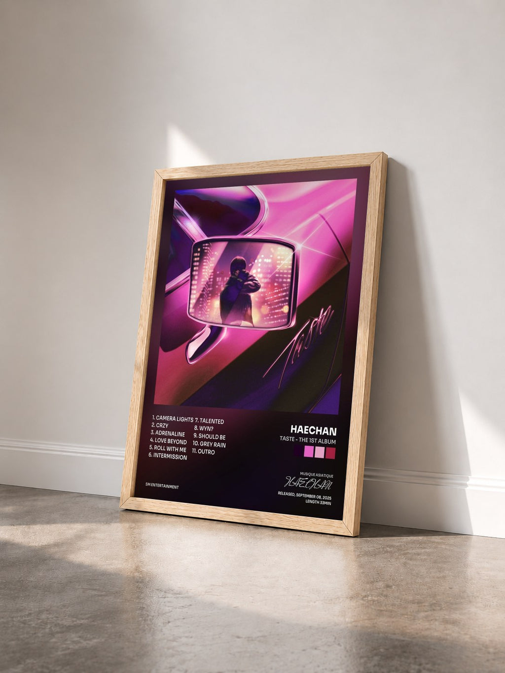 #bois Tableau de l'album TASTE - The 1st Album de HAECHAN vu de trois quarts, cadre en bois brut