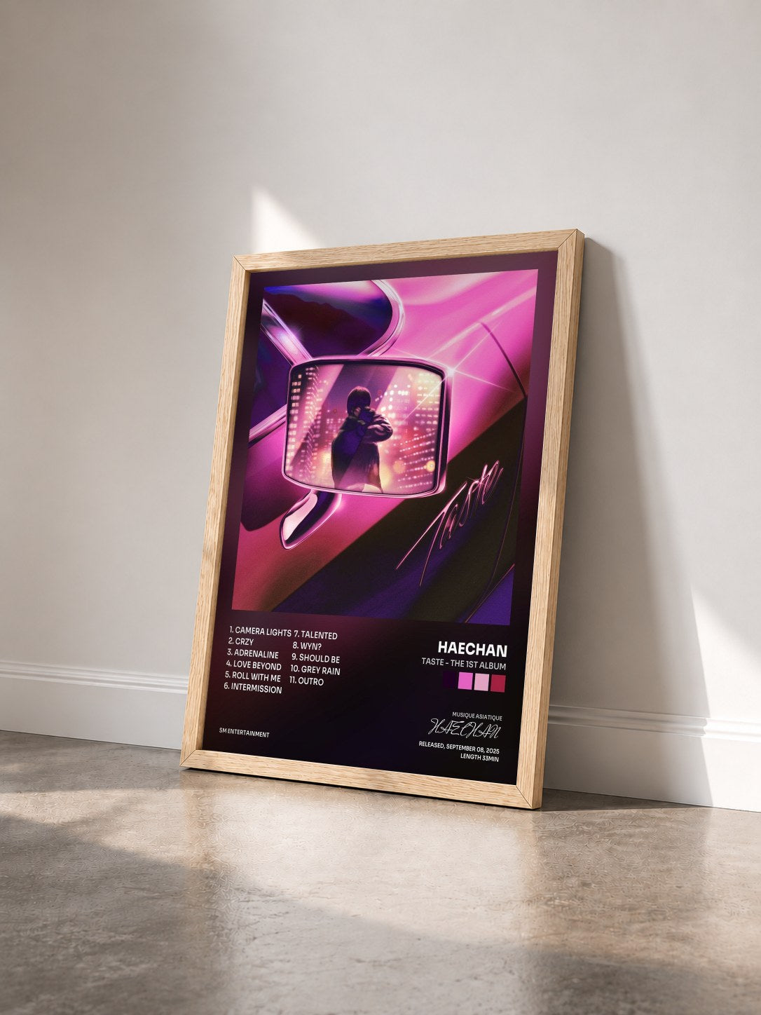 #bois Tableau de l'album TASTE - The 1st Album de HAECHAN vu de trois quarts, cadre en bois brut