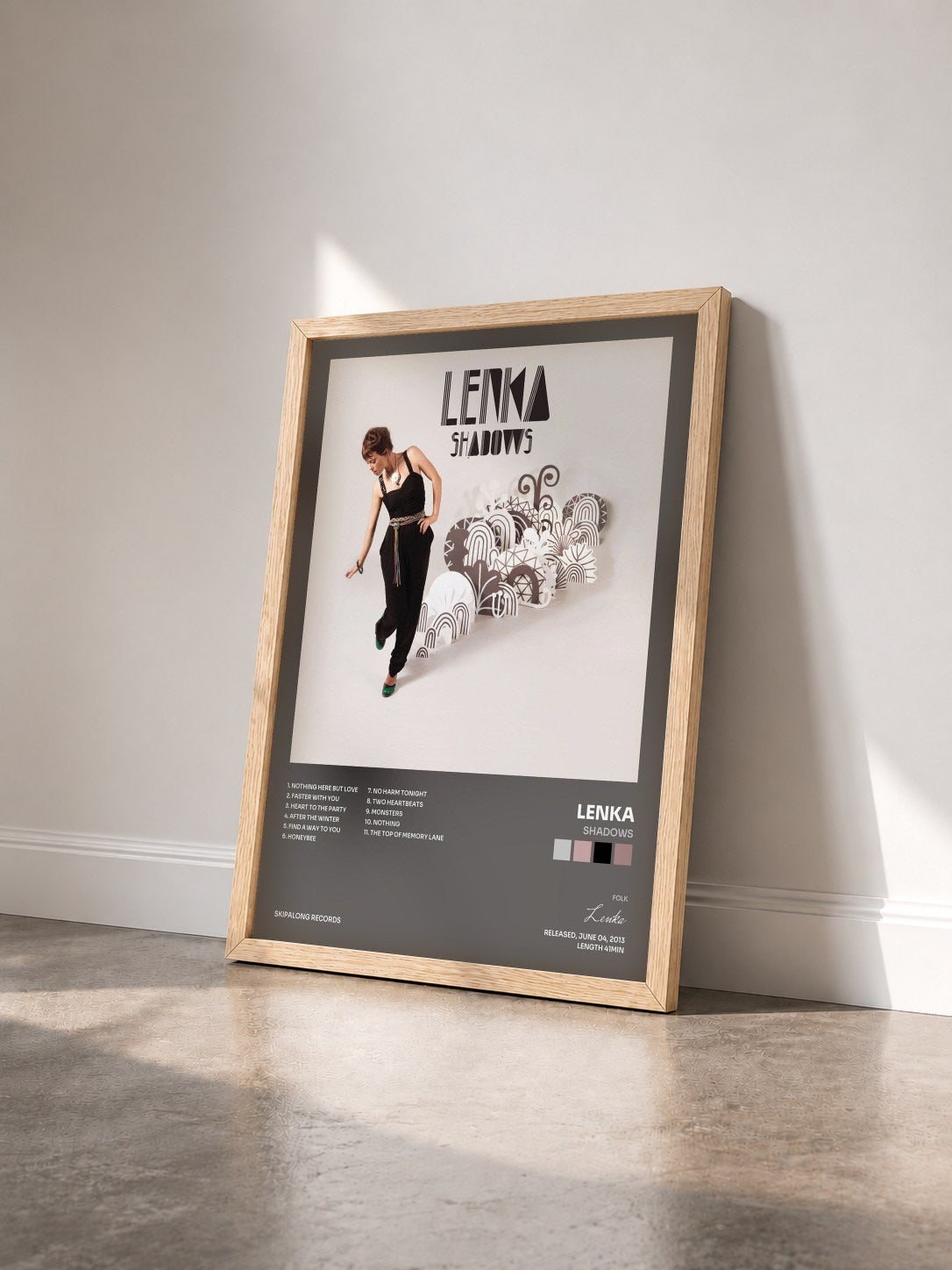 #bois Tableau de l'album Shadows de Lenka vu de trois quarts, cadre en bois brut