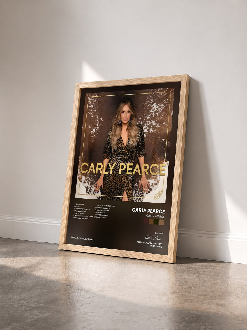 #bois Tableau de l'album Carly Pearce de Carly Pearce vu de trois quarts, cadre en bois brut
