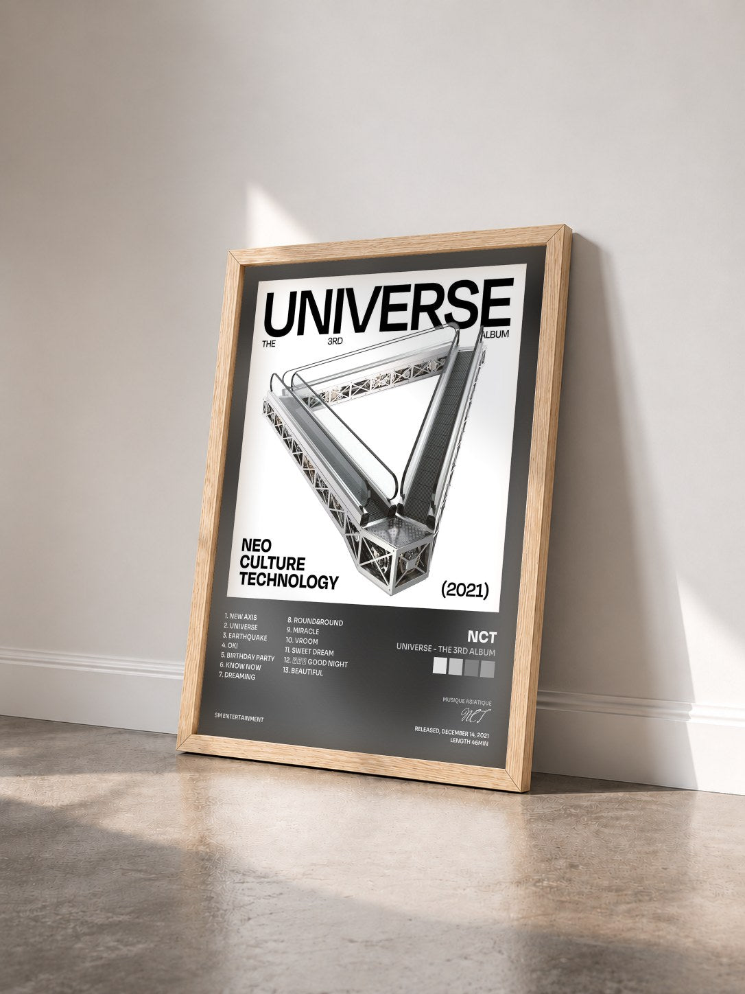 #bois Tableau de l'album Universe - The 3rd Album de NCT vu de trois quarts, cadre en bois brut