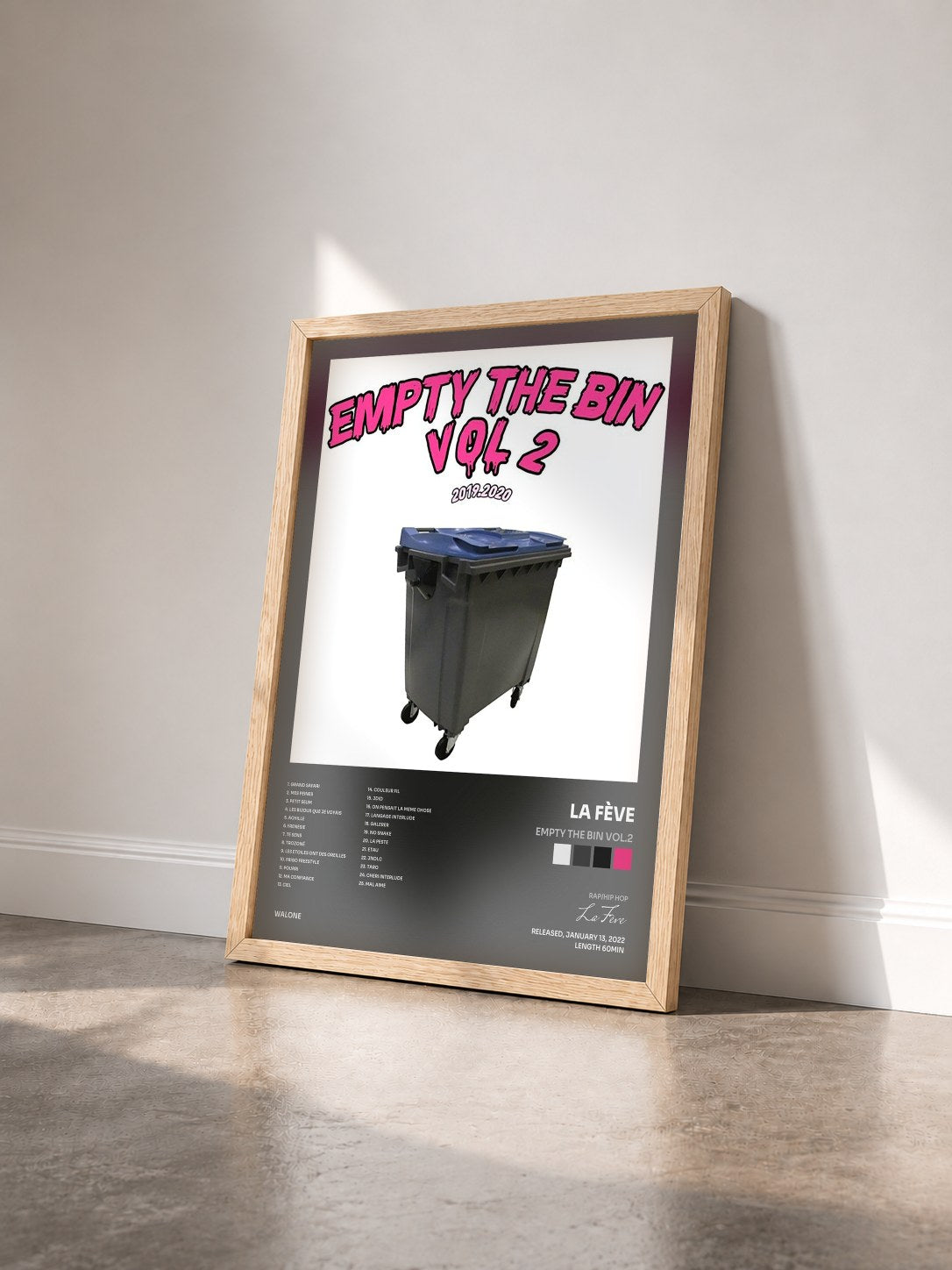 #bois Tableau de l'album EMPTY THE BIN VOL.2 de La Fève vu de trois quarts, cadre en bois brut