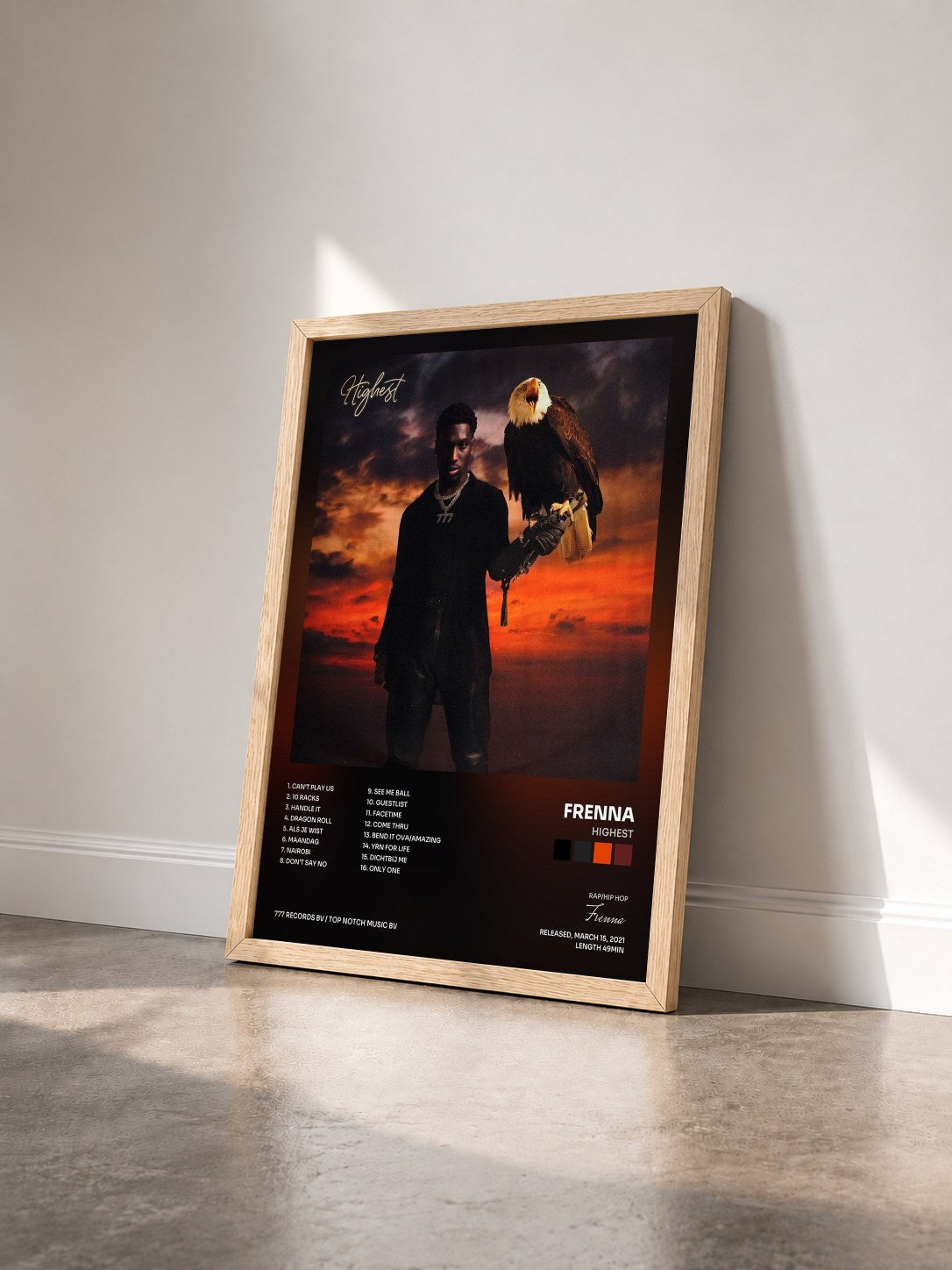 #bois Tableau de l'album Highest de Frenna vu de trois quarts, cadre en bois brut