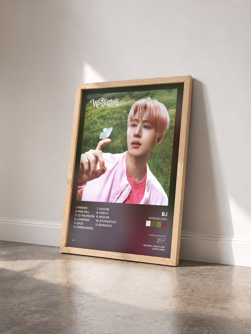 #bois Tableau de l'album WONDERLAND de B.I vu de trois quarts, cadre en bois brut