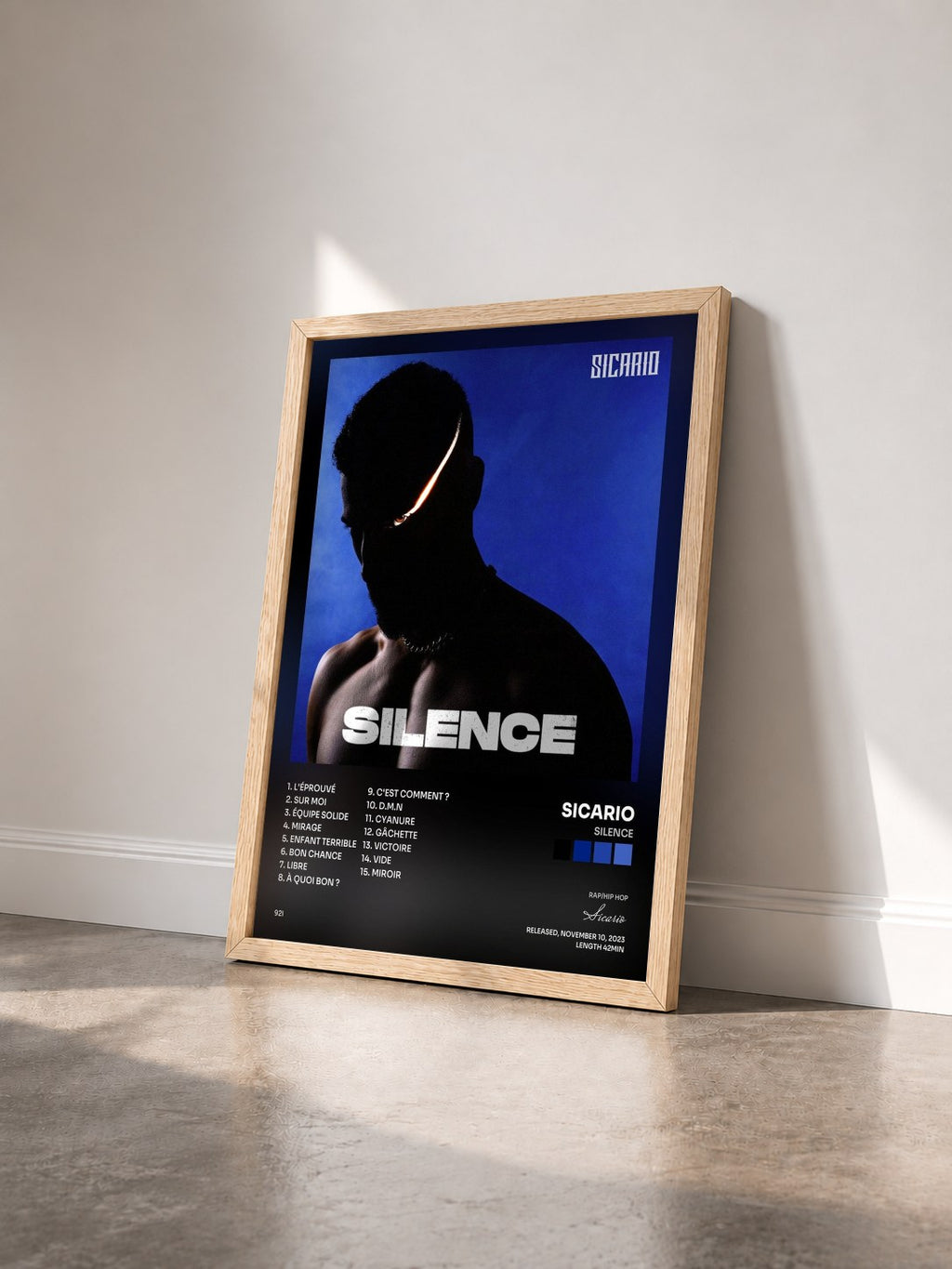 #bois Tableau de l'album Silence de Sicario vu de trois quarts, cadre en bois brut