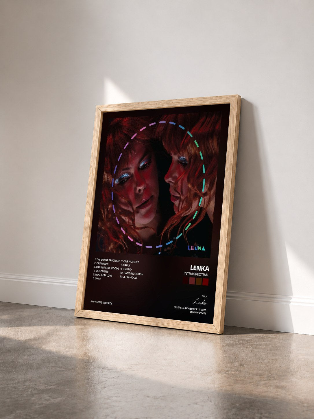 #bois Tableau de l'album Intraspectral de Lenka vu de trois quarts, cadre en bois brut