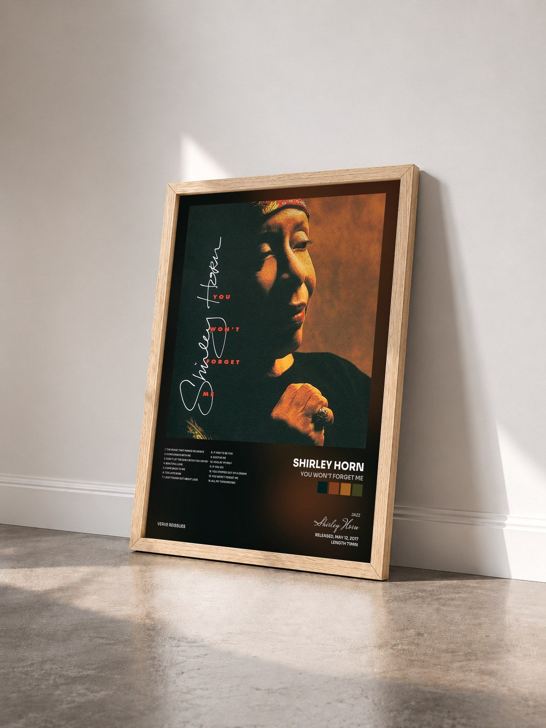 #bois Tableau de l'album You Won't Forget Me de Shirley Horn vu de trois quarts, cadre en bois brut