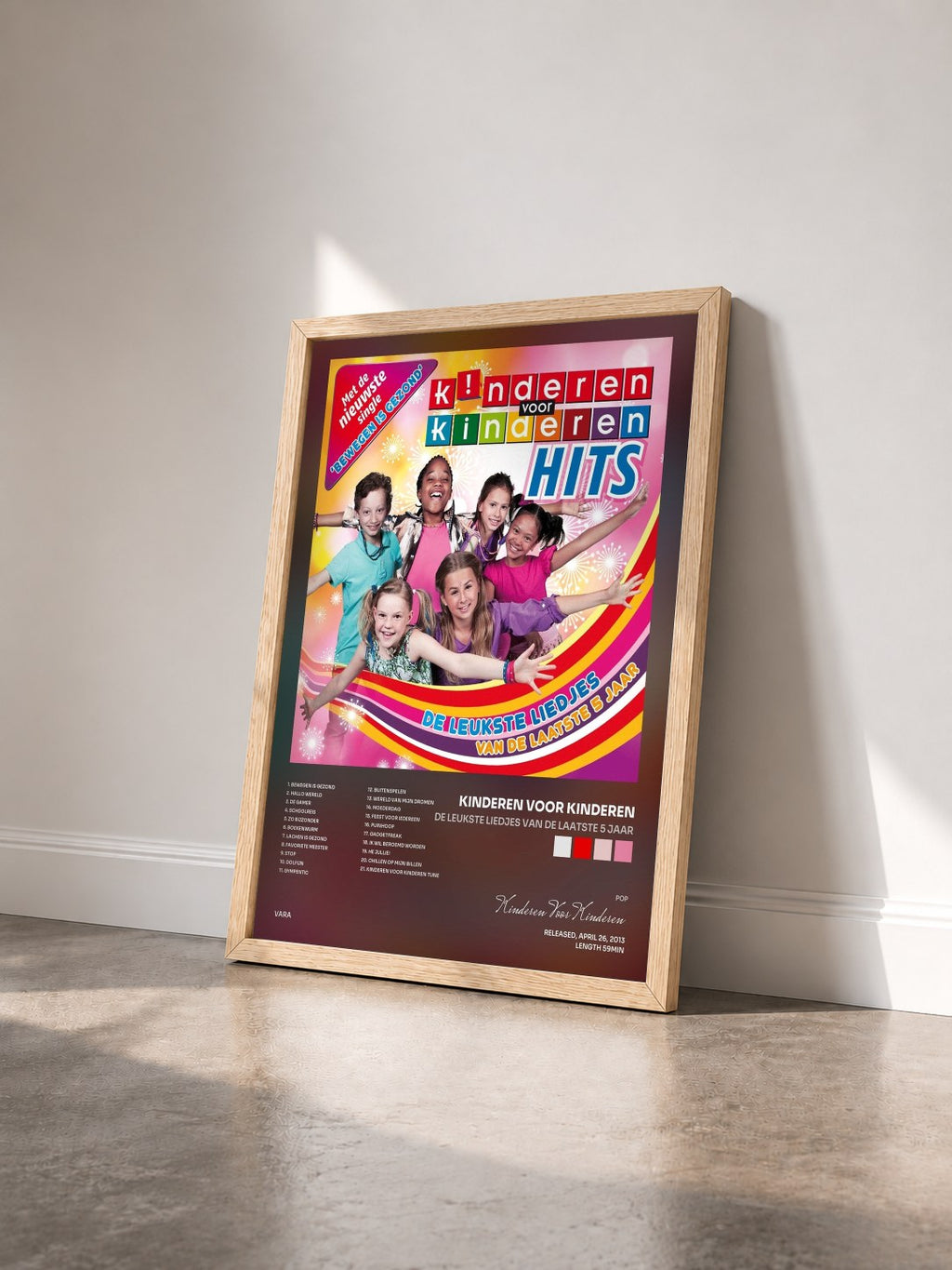 #bois Tableau de l'album De Leukste Liedjes Van De Laatste 5 Jaar de Kinderen Voor Kinderen vu de trois quarts, cadre en bois brut
