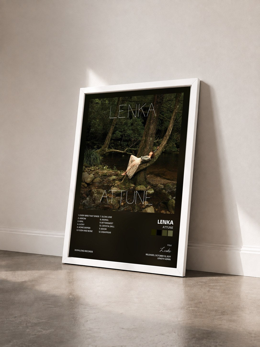 #blanc Tableau de l'album Attune de Lenka vu de trois quarts, cadre blanc