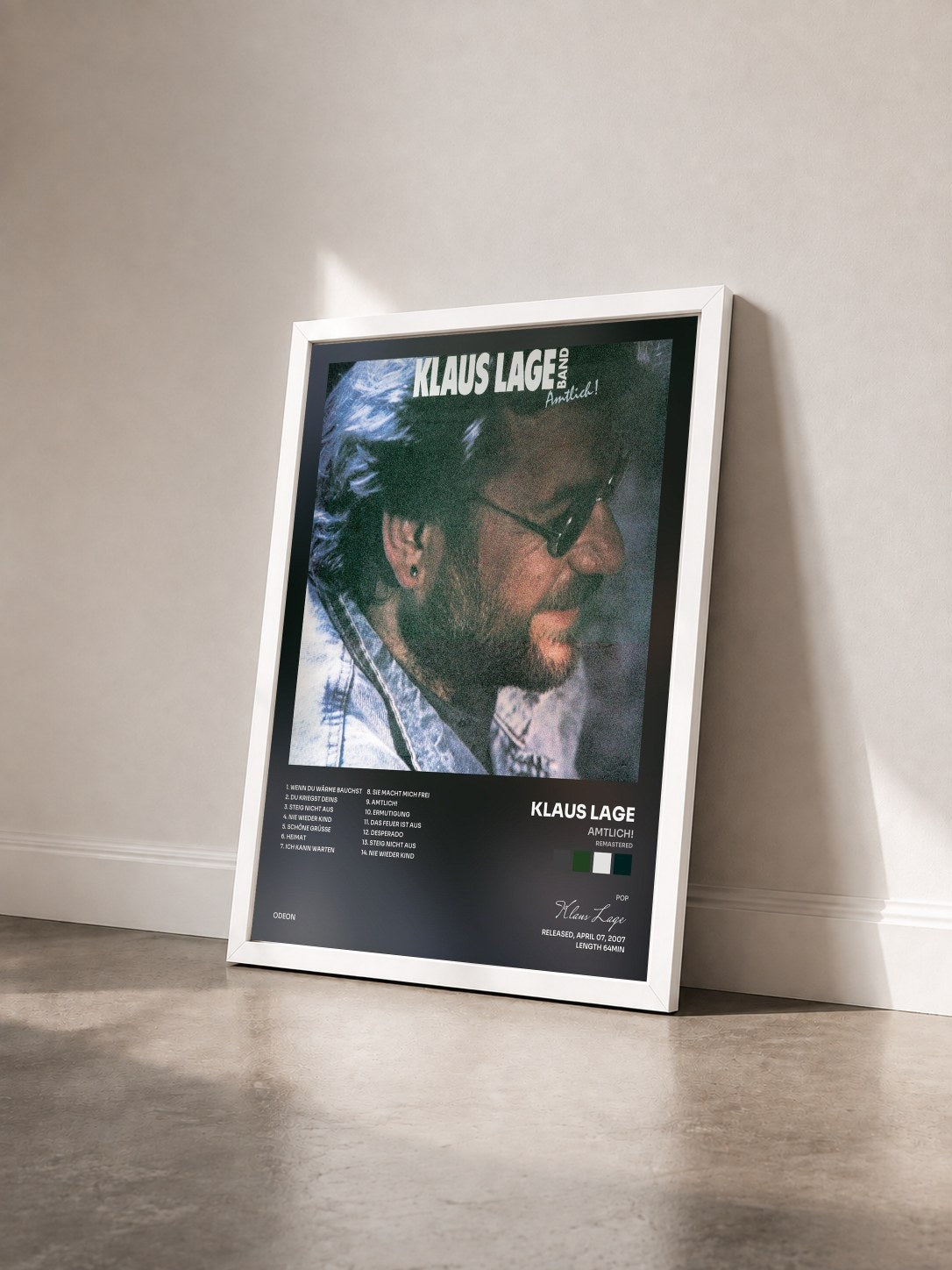 #blanc Tableau de l'album Amtlich! (Remastered) de Klaus Lage vu de trois quarts, cadre blanc