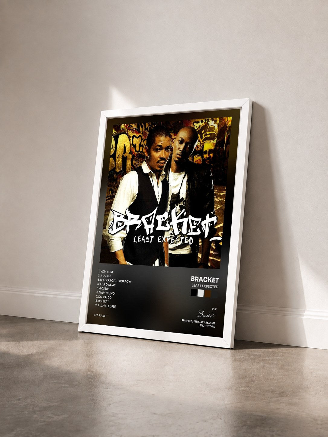 #blanc Tableau de l'album Least Expected de Bracket vu de trois quarts, cadre blanc