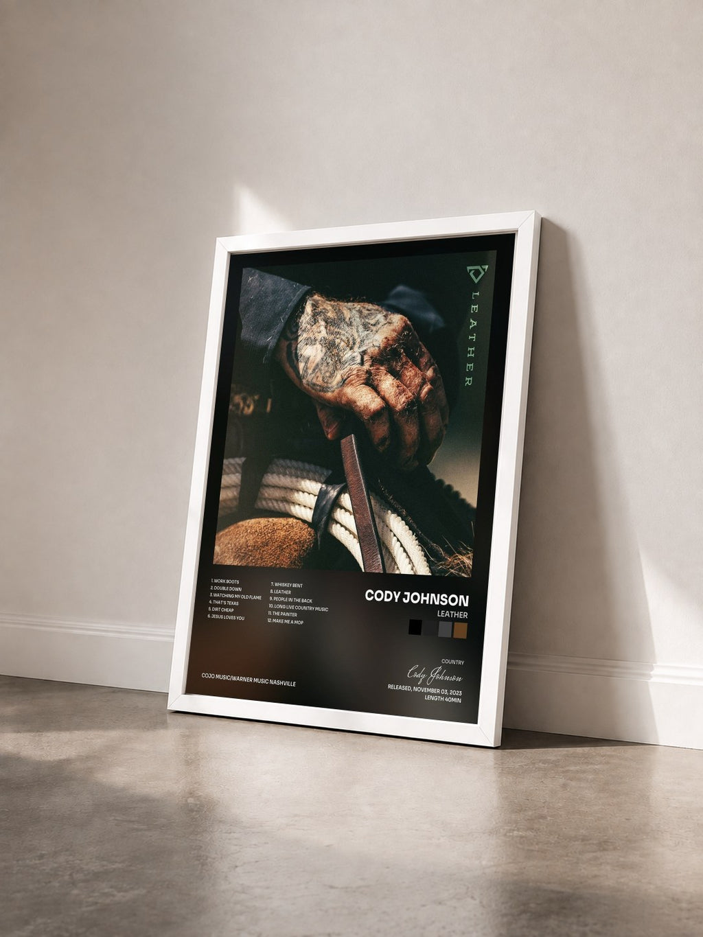 #blanc Tableau de l'album Leather de Cody Johnson vu de trois quarts, cadre blanc