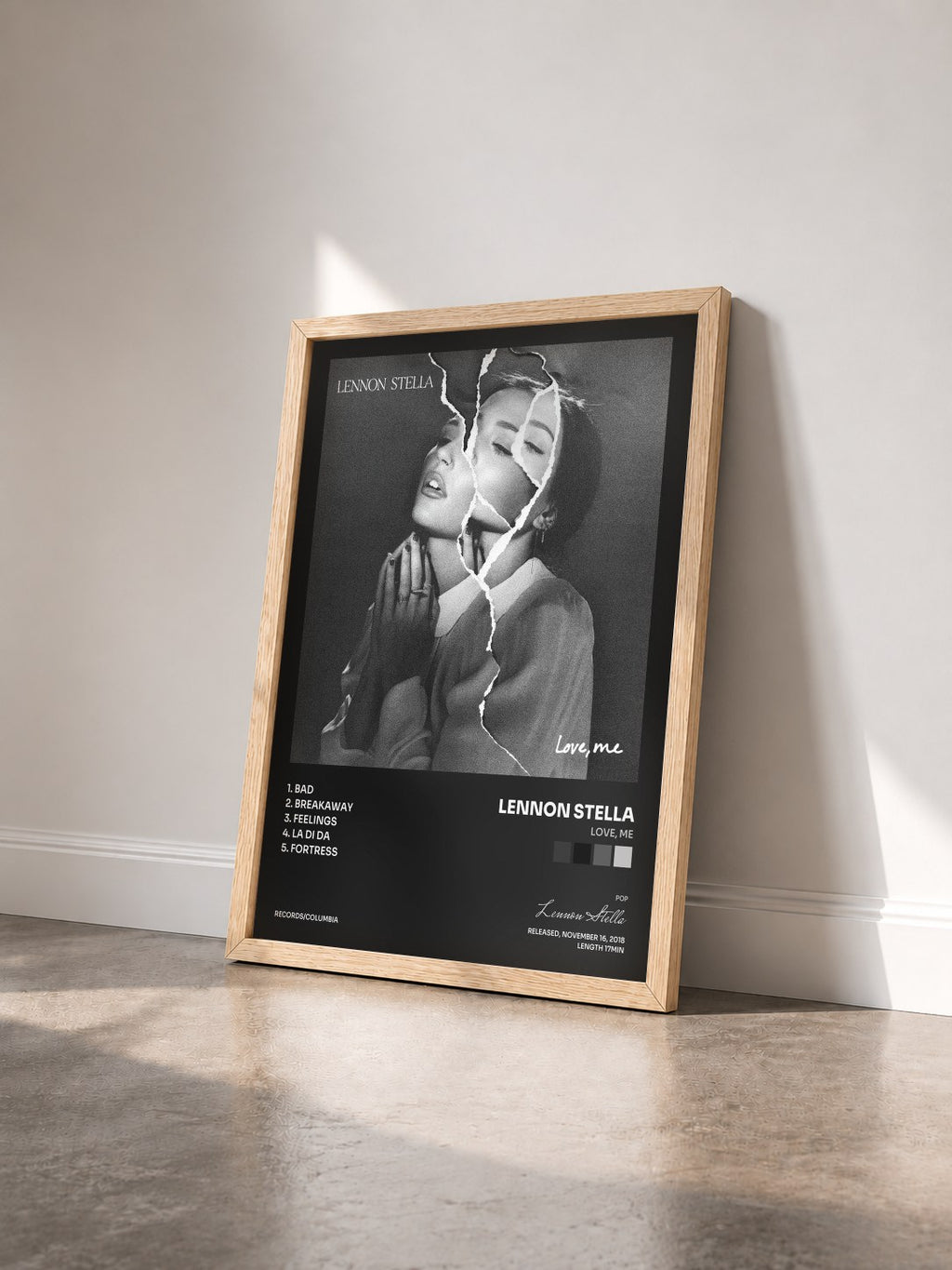 #bois Tableau de l'album Love, me de Lennon Stella vu de trois quarts, cadre en bois brut