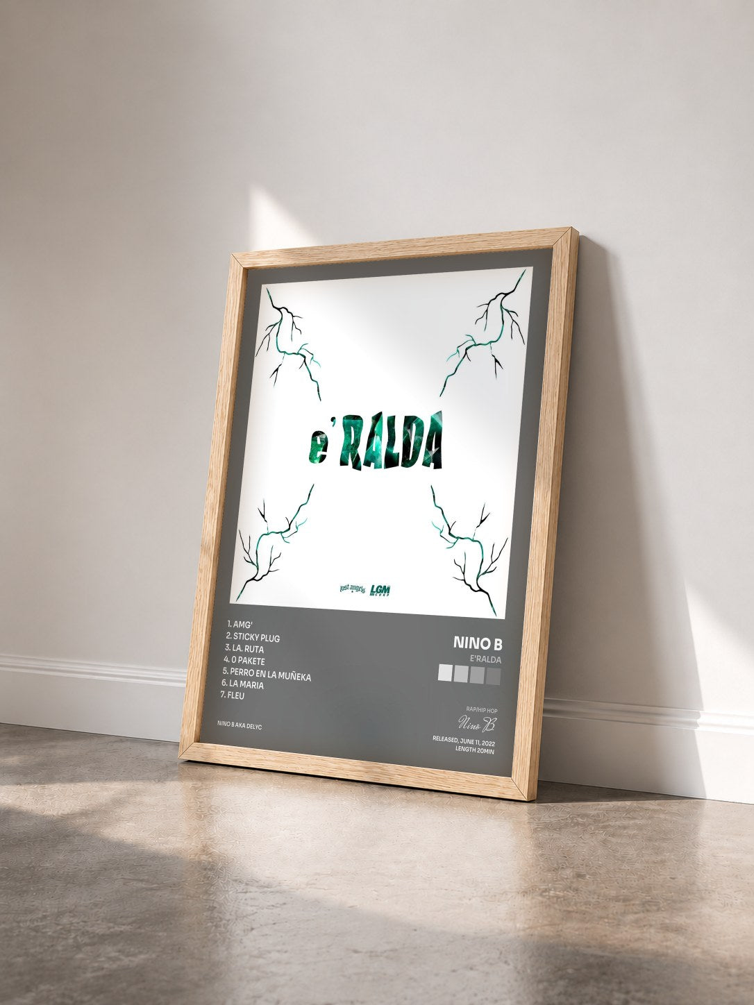 #bois Tableau de l'album E'ralda de Nino B vu de trois quarts, cadre en bois brut