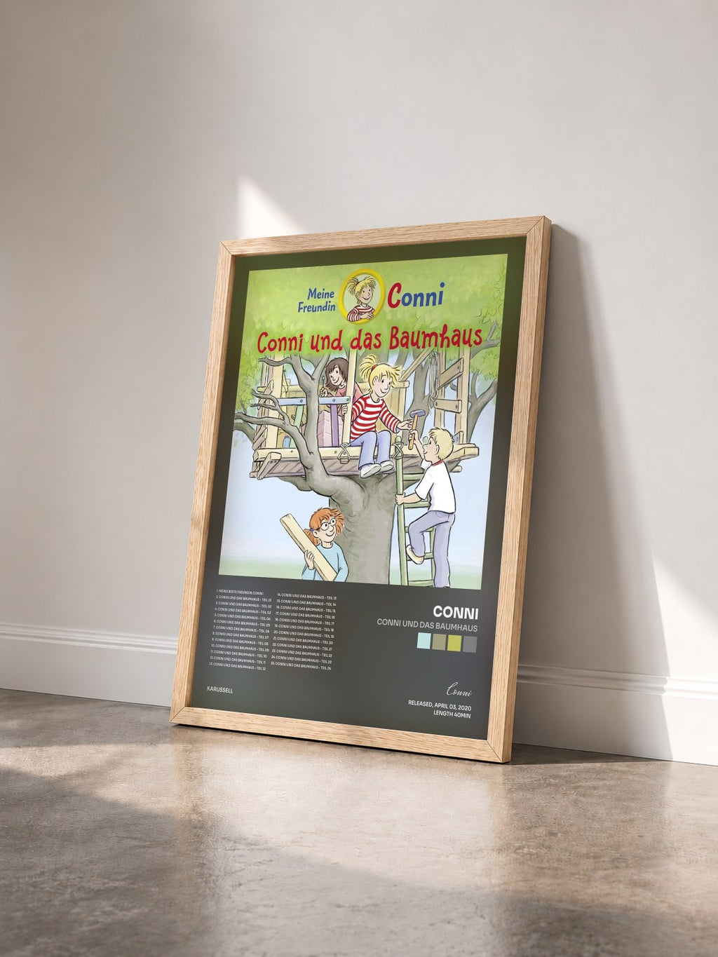 #bois Tableau de l'album Conni und das Baumhaus de Conni vu de trois quarts, cadre en bois brut