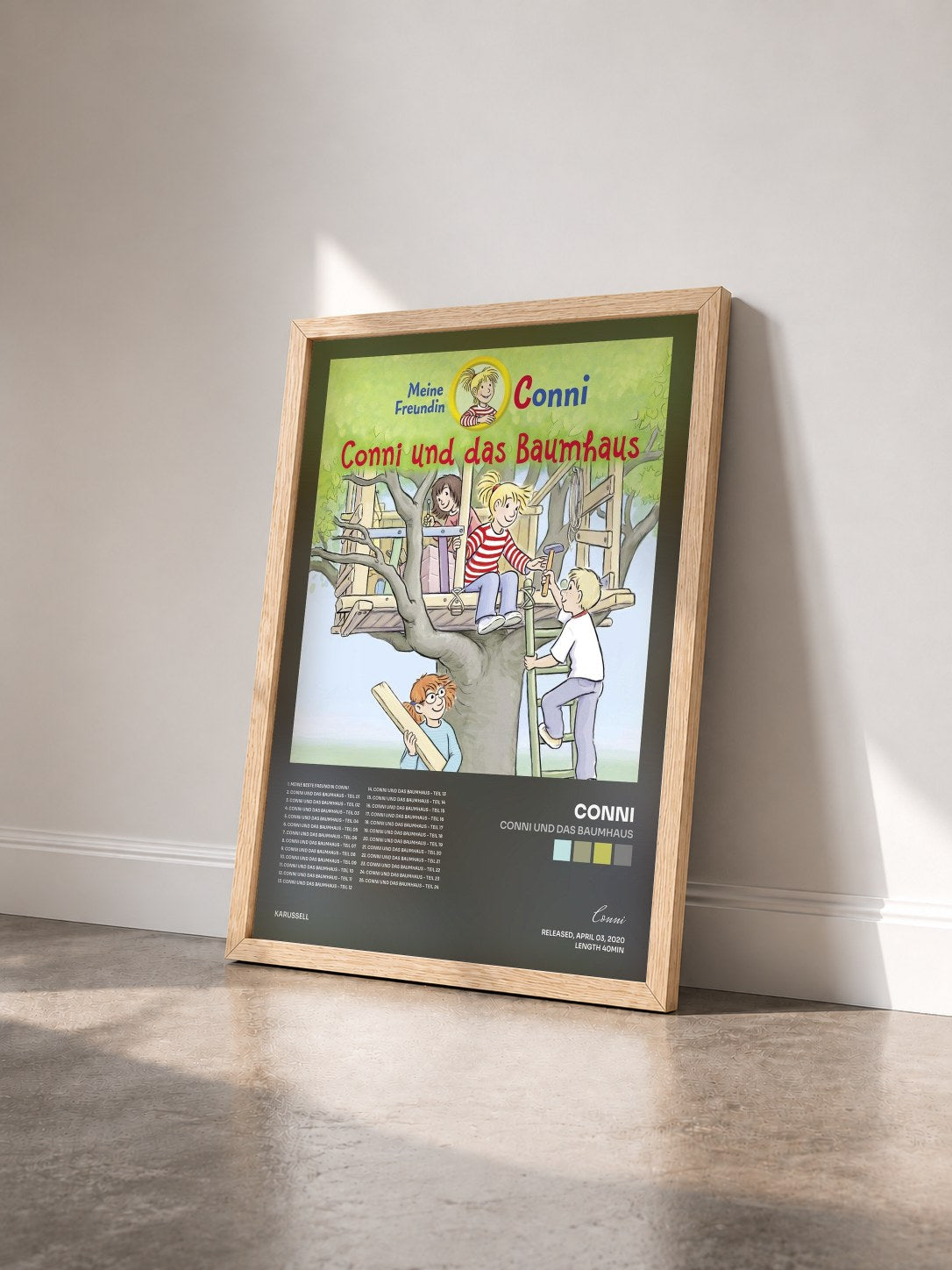 #bois Tableau de l'album Conni und das Baumhaus de Conni vu de trois quarts, cadre en bois brut