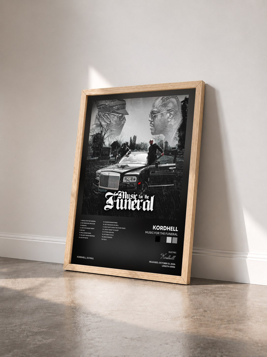 #bois Tableau de l'album MUSIC FOR THE FUNERAL de Kordhell vu de trois quarts, cadre en bois brut