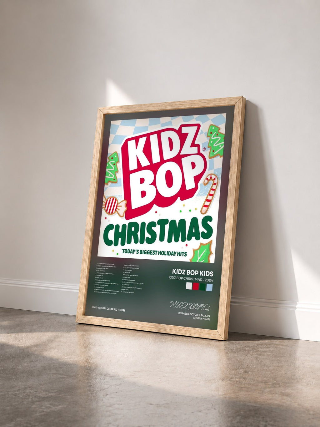 #bois Tableau de l'album KIDZ BOP Christmas - 2024 de KIDZ BOP Kids vu de trois quarts, cadre en bois brut