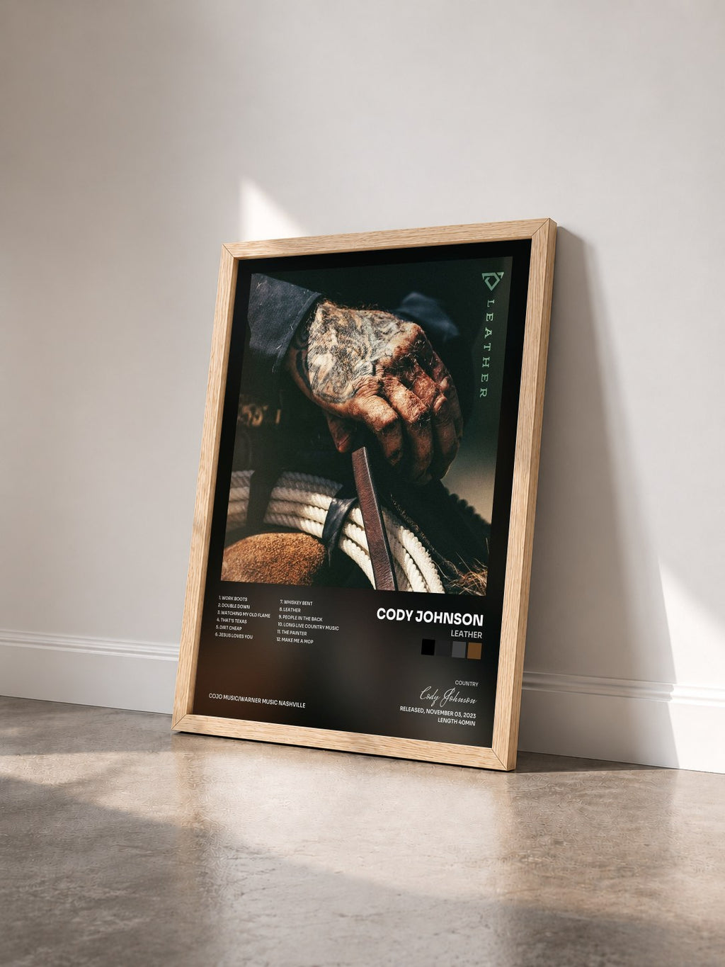 #bois Tableau de l'album Leather de Cody Johnson vu de trois quarts, cadre en bois brut