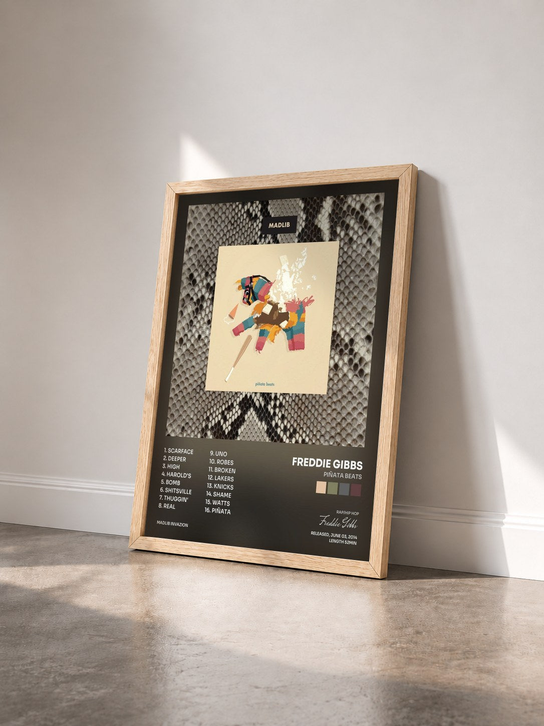 #bois Tableau de l'album Piñata Beats de Freddie Gibbs vu de trois quarts, cadre en bois brut