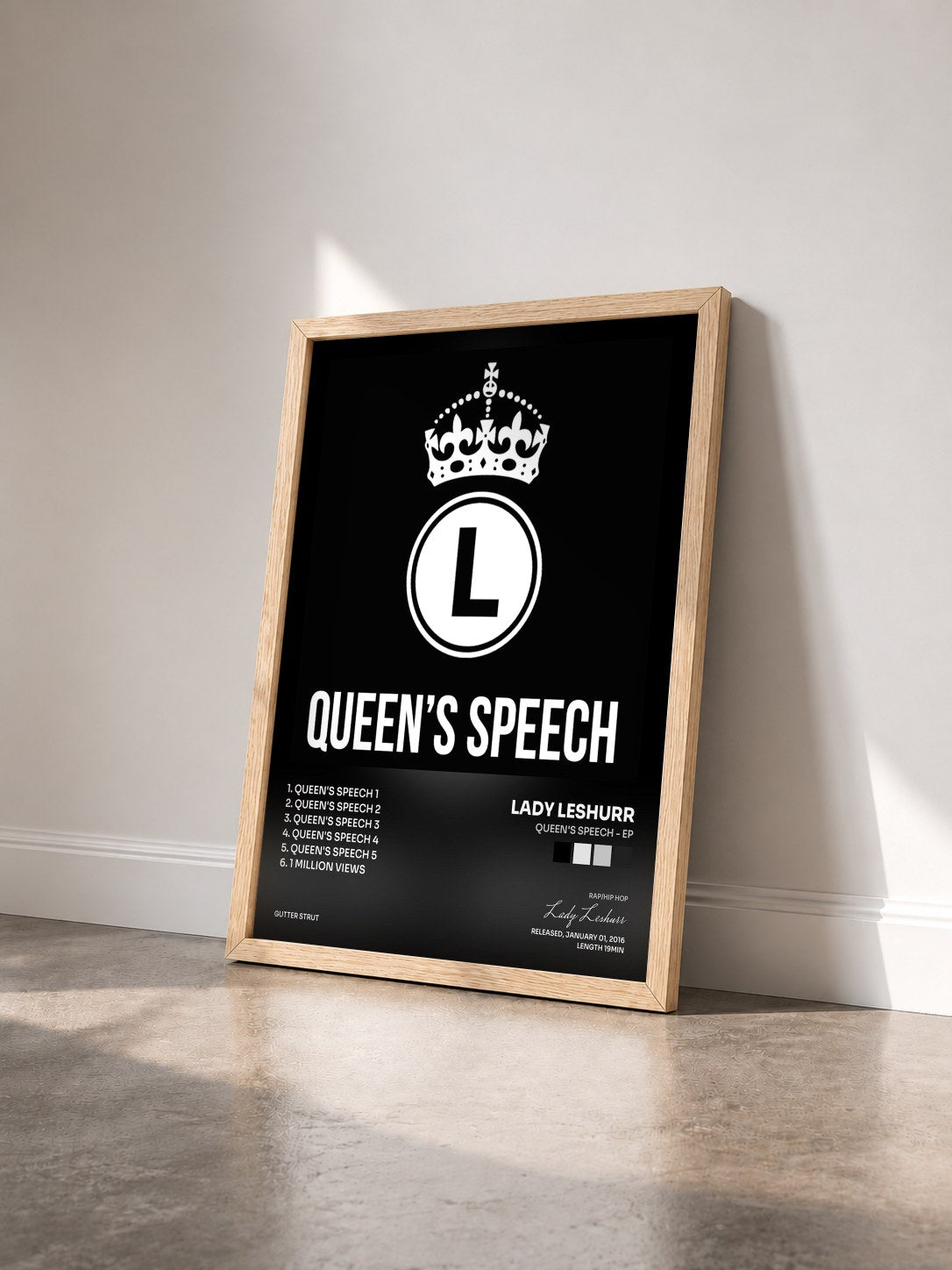 #bois Tableau de l'album Queen's Speech - EP de Lady Leshurr vu de trois quarts, cadre en bois brut
