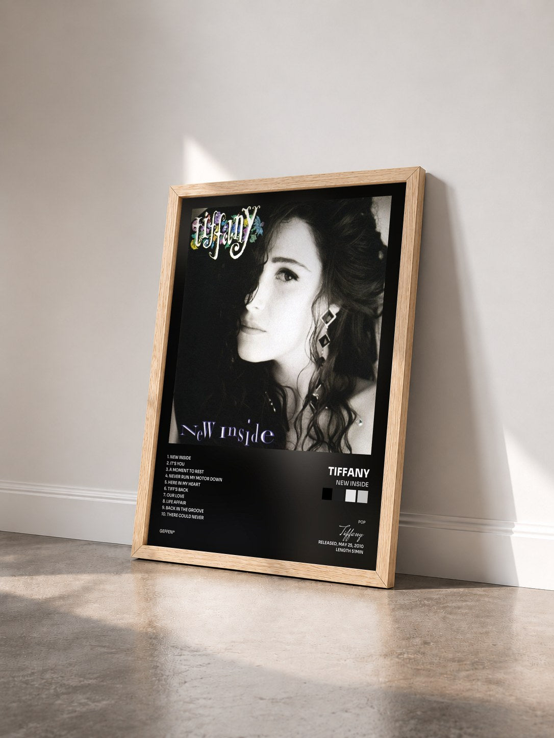 #bois Tableau de l'album New Inside de Tiffany vu de trois quarts, cadre en bois brut