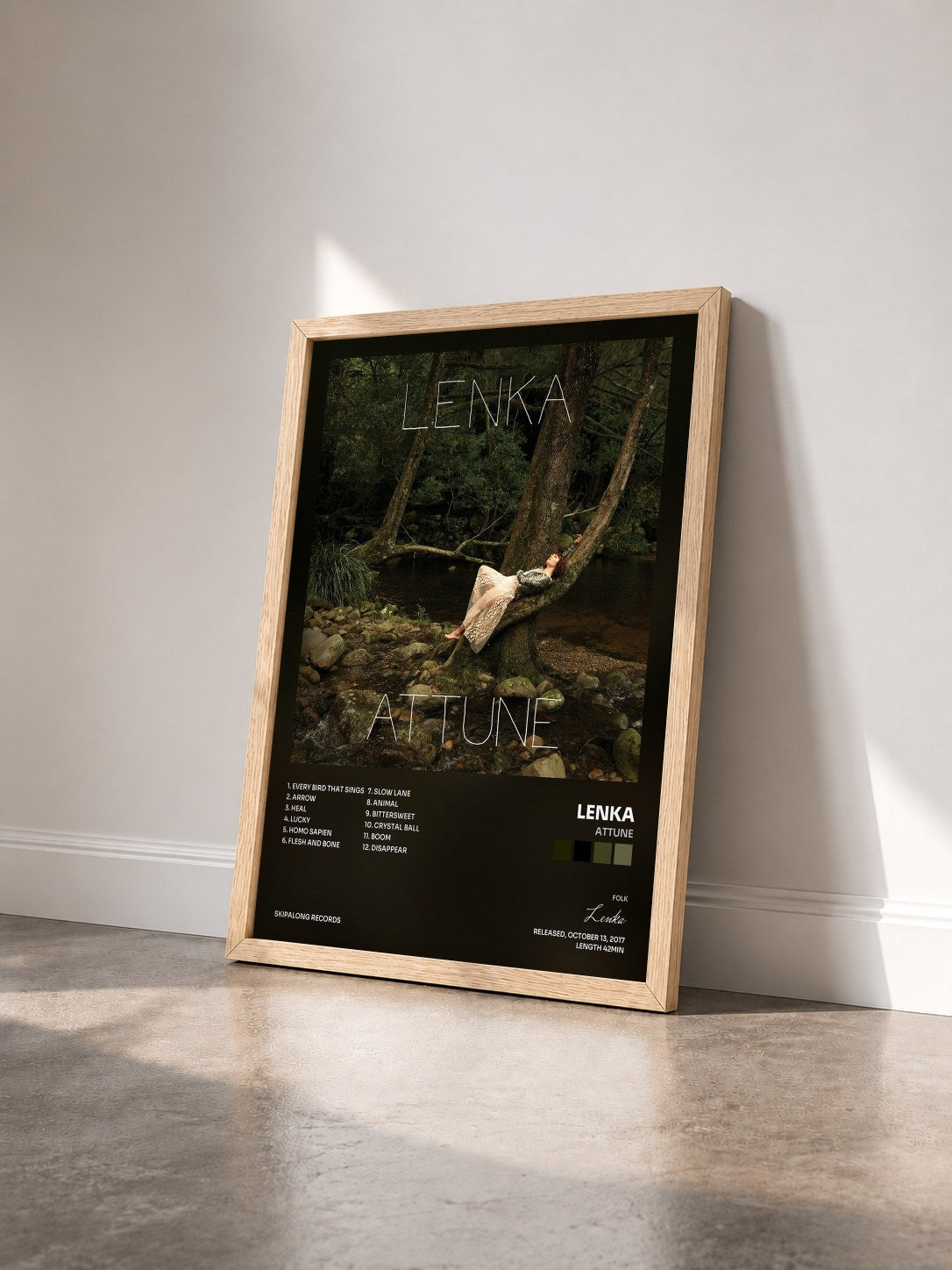 #bois Tableau de l'album Attune de Lenka vu de trois quarts, cadre en bois brut