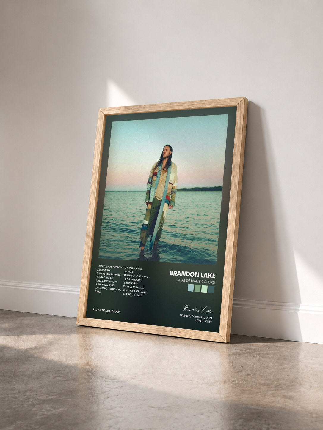 #bois Tableau de l'album COAT OF MANY COLORS de Brandon Lake vu de trois quarts, cadre en bois brut
