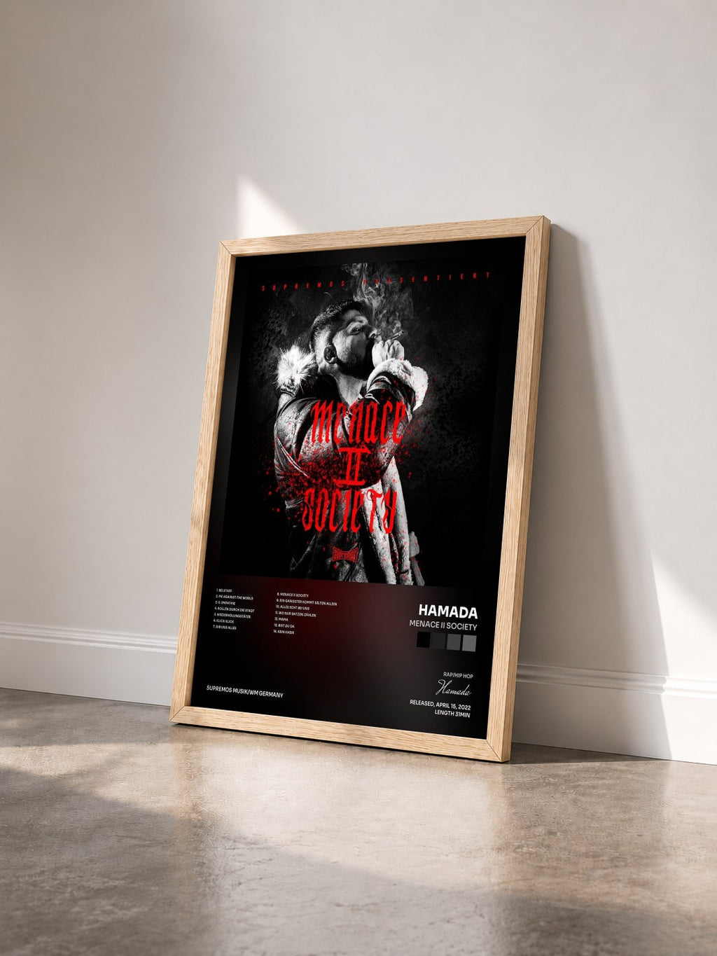 #bois Tableau de l'album Menace II Society de Hamada vu de trois quarts, cadre en bois brut