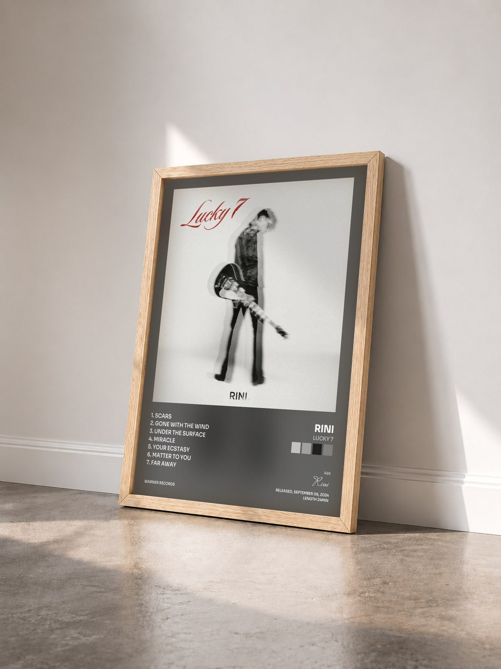 #bois Tableau de l'album Lucky 7 de Rini vu de trois quarts, cadre en bois brut