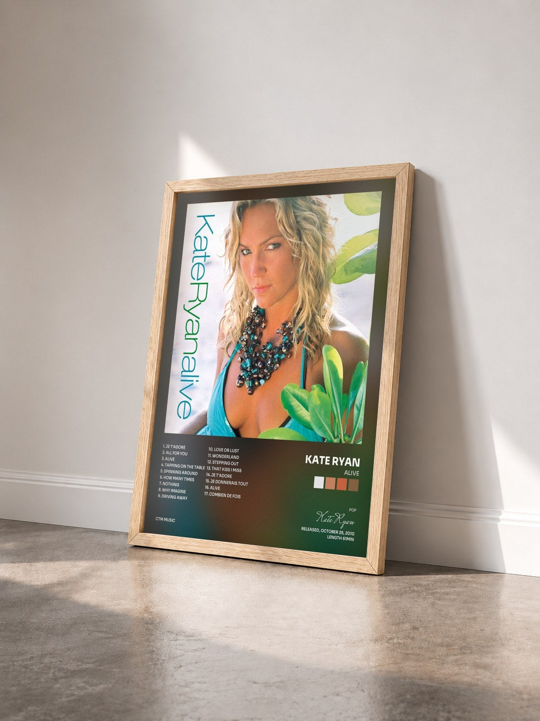 #bois Tableau de l'album Alive de Kate Ryan vu de trois quarts, cadre en bois brut