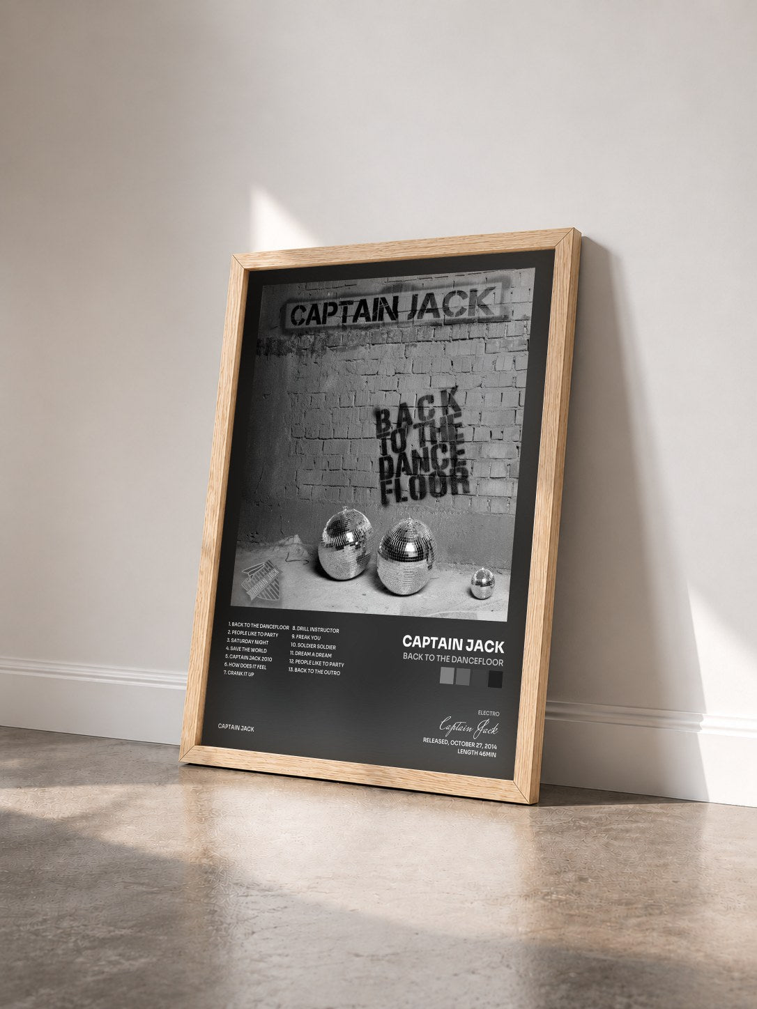 #bois Tableau de l'album Back to the Dancefloor de Captain Jack vu de trois quarts, cadre en bois brut