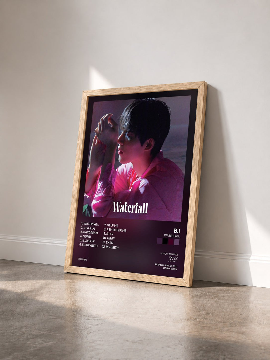 #bois Tableau de l'album WATERFALL de B.I vu de trois quarts, cadre en bois brut