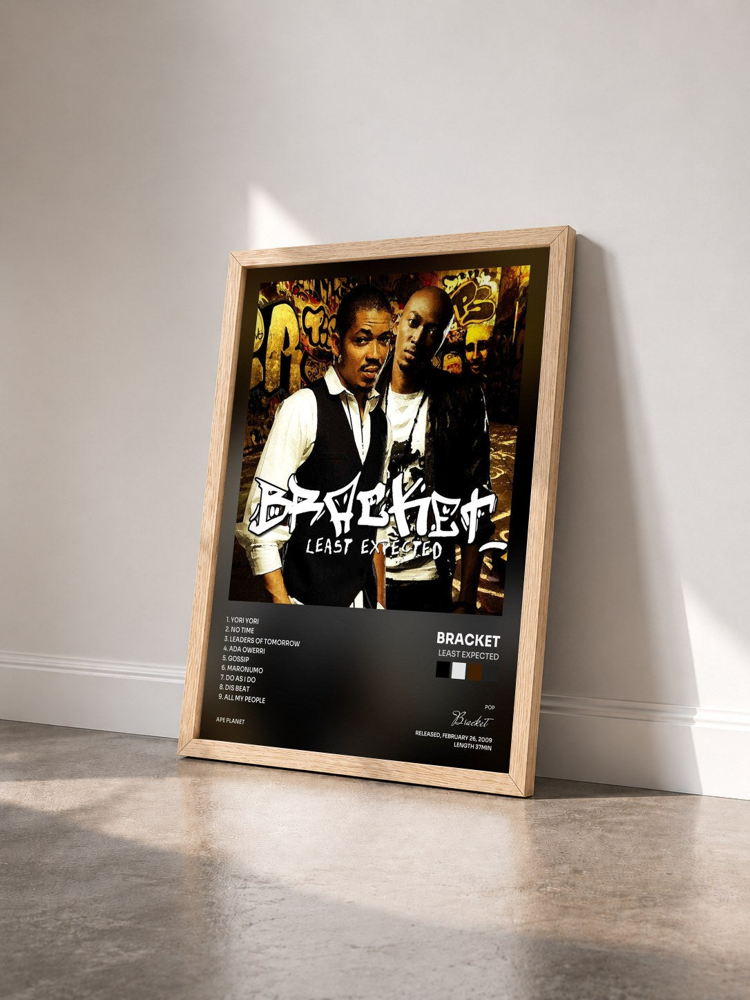 #bois Tableau de l'album Least Expected de Bracket vu de trois quarts, cadre en bois brut
