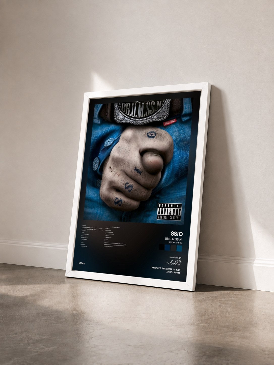 #blanc Tableau de l'album BB.U.M.SS.N. (Spezial Edition) de SSIO vu de trois quarts, cadre blanc