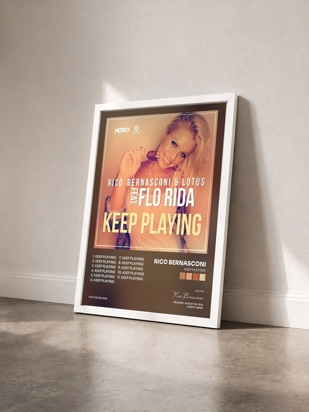 #blanc Tableau de l'album Keep Playing de Rico Bernasconi vu de trois quarts, cadre blanc