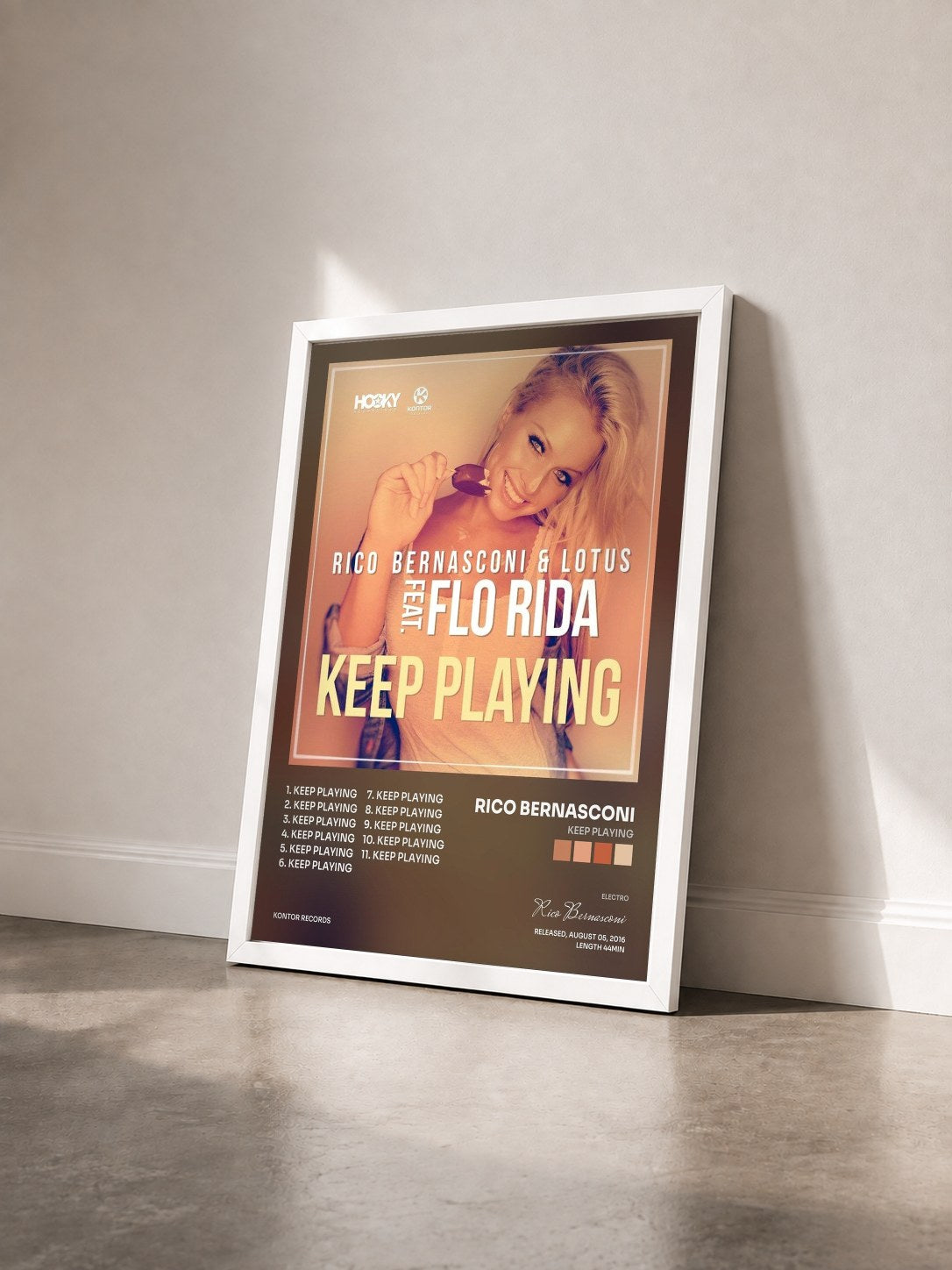 #blanc Tableau de l'album Keep Playing de Rico Bernasconi vu de trois quarts, cadre blanc
