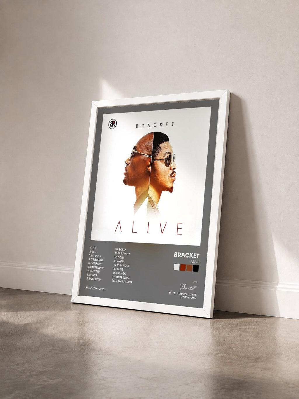 #blanc Tableau de l'album Alive de Bracket vu de trois quarts, cadre blanc