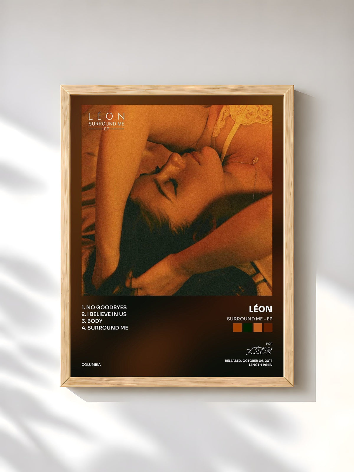 #bois Tableau de l'album Surround Me - EP de LÉON, cadre en bois brut, imprimé et encadré en France