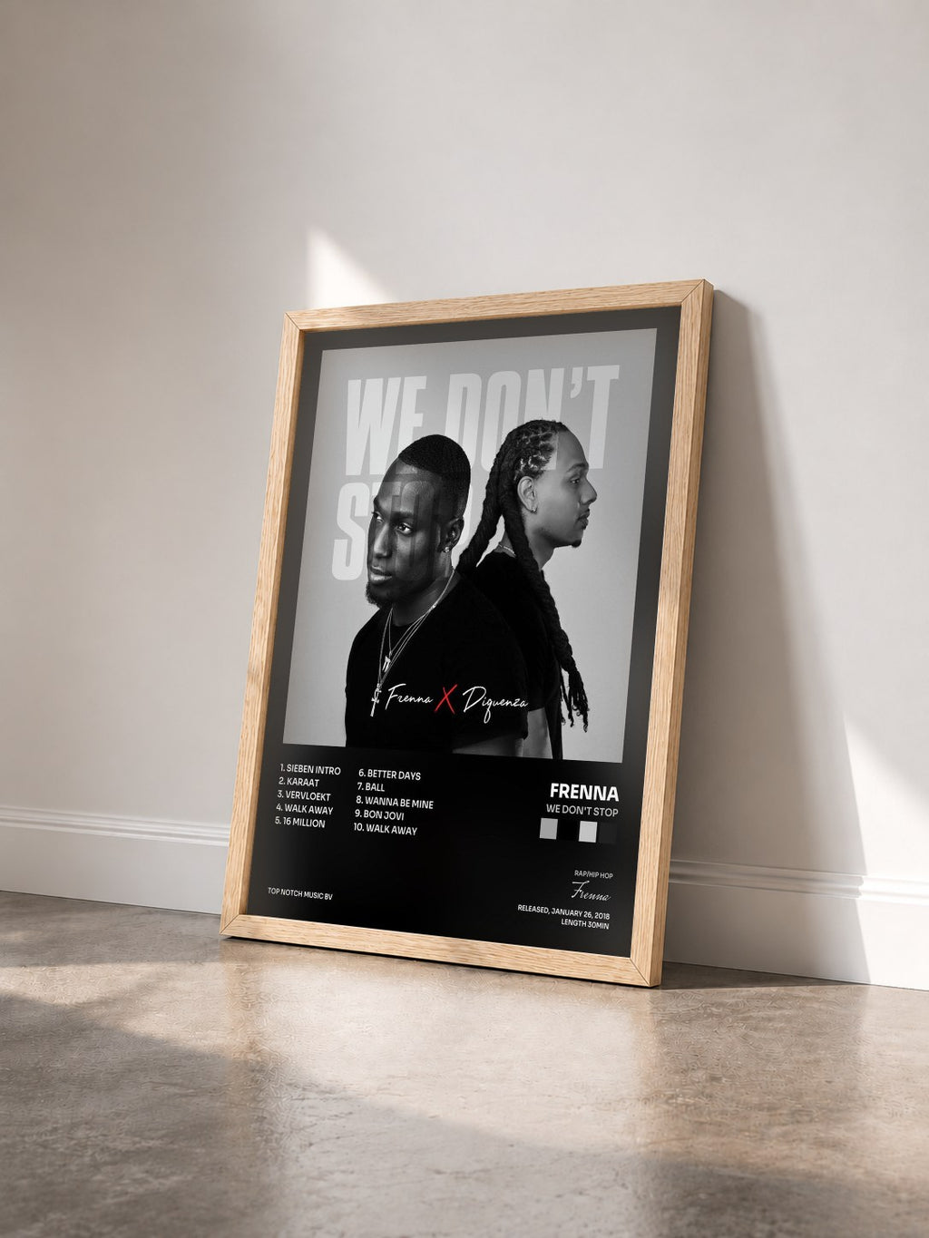 #bois Tableau de l'album We Don't Stop de Frenna vu de trois quarts, cadre en bois brut