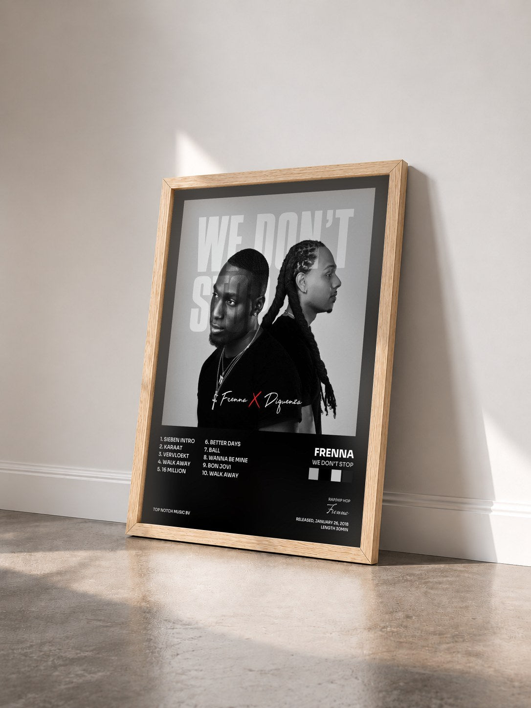 #bois Tableau de l'album We Don't Stop de Frenna vu de trois quarts, cadre en bois brut