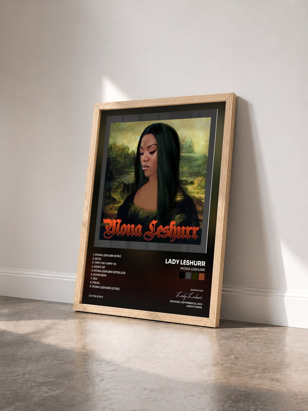 #bois Tableau de l'album Mona Leshurr de Lady Leshurr vu de trois quarts, cadre en bois brut