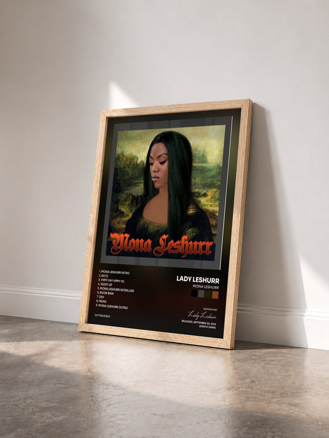 #bois Tableau de l'album Mona Leshurr de Lady Leshurr vu de trois quarts, cadre en bois brut