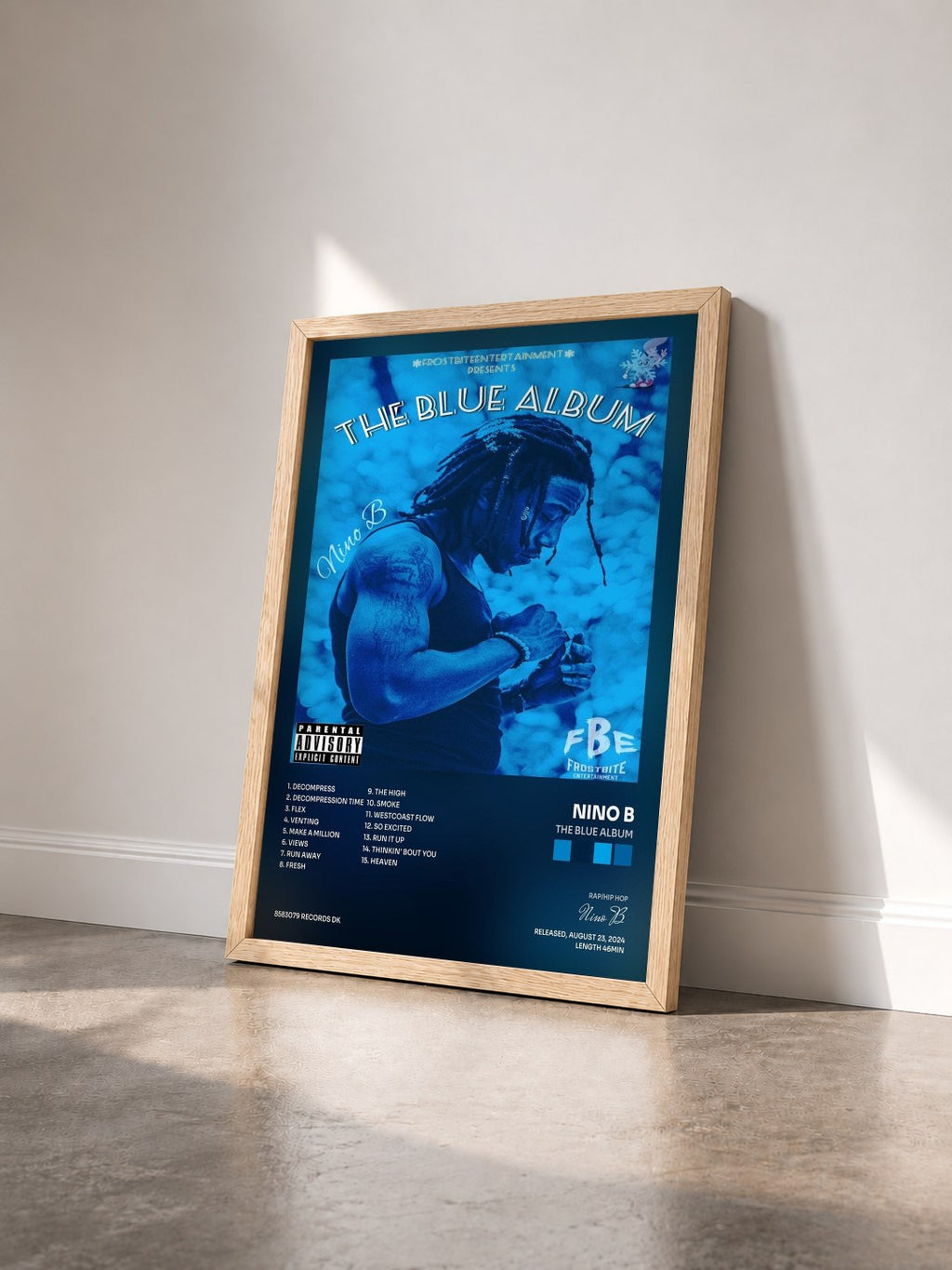 #bois Tableau de l'album The Blue Album de Nino B vu de trois quarts, cadre en bois brut