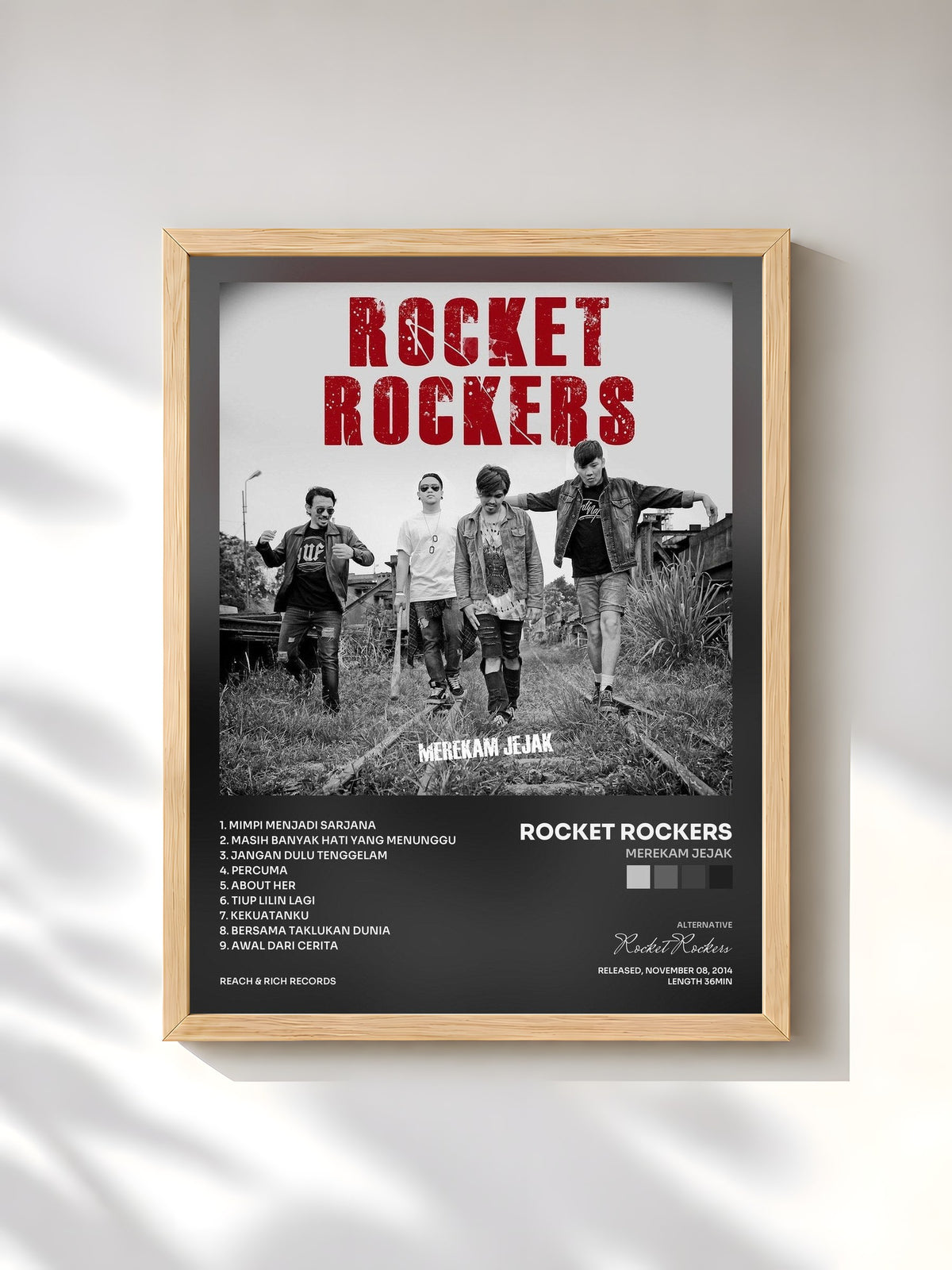 #bois Tableau de l'album Merekam Jejak de Rocket Rockers, cadre en bois brut, imprimé et encadré en France