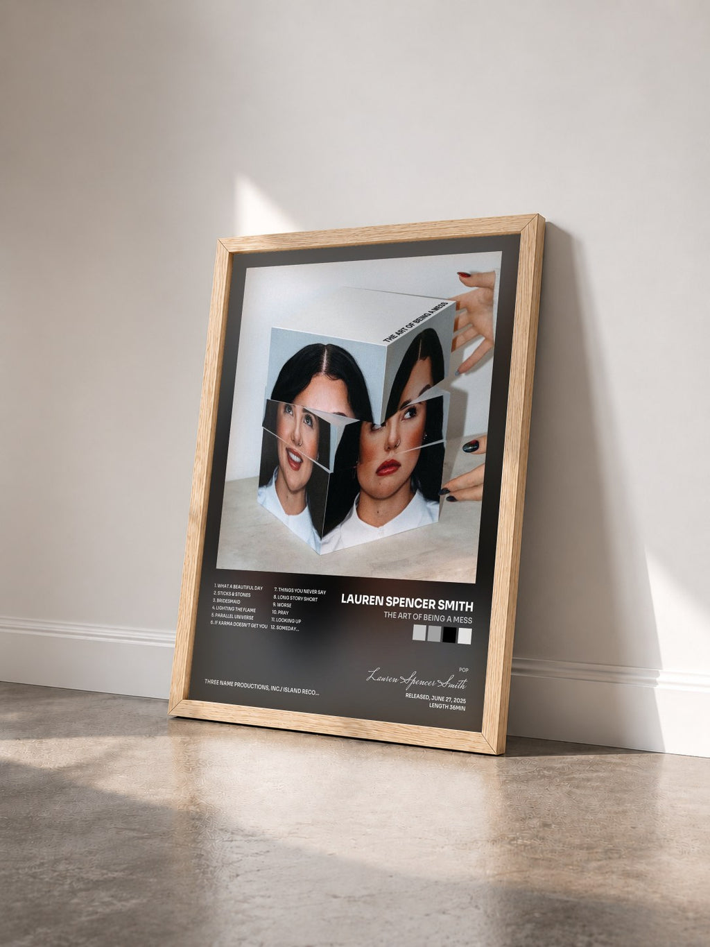 #bois Tableau de l'album THE ART OF BEING A MESS de Lauren Spencer Smith vu de trois quarts, cadre en bois brut