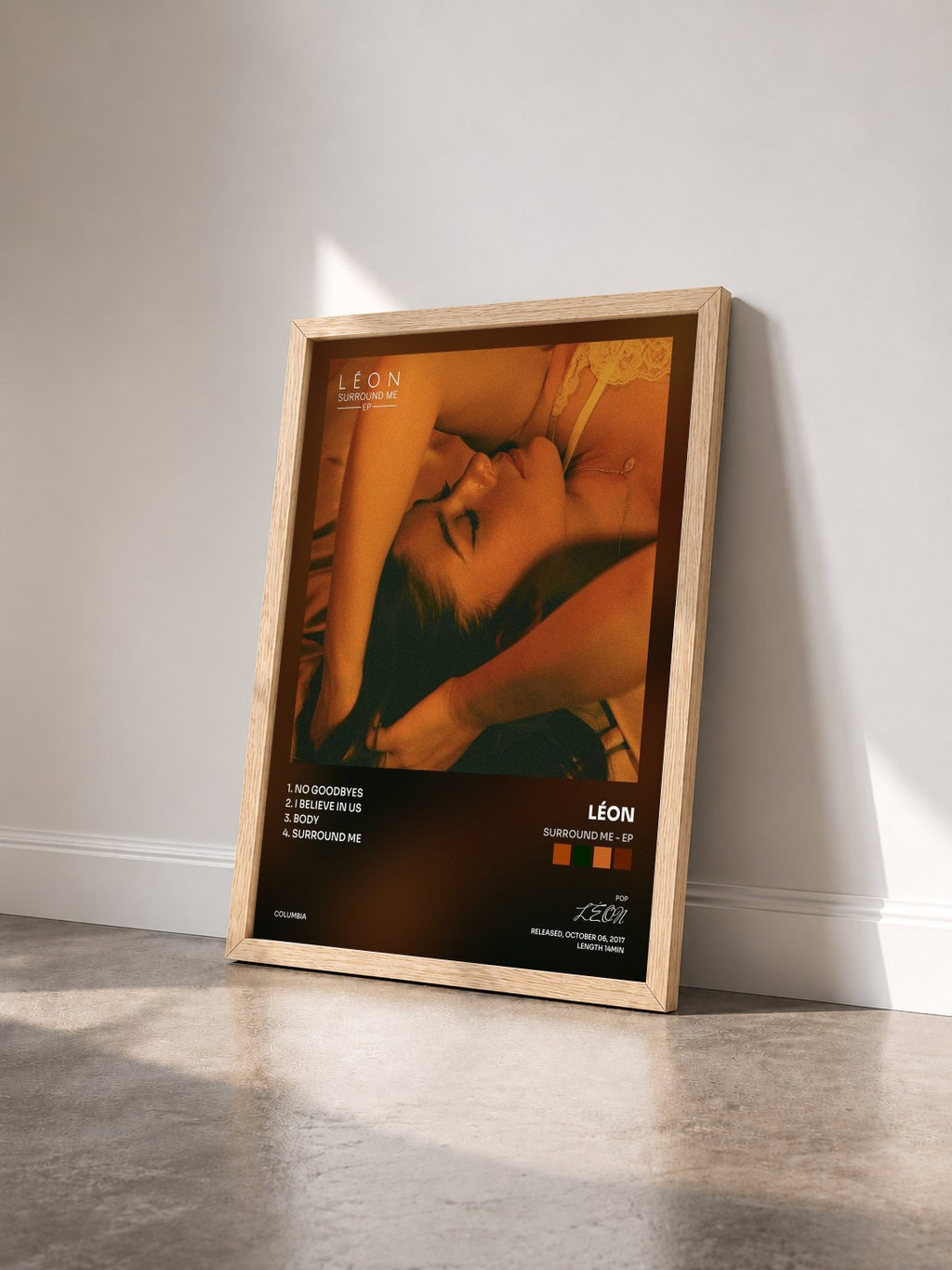 #bois Tableau de l'album Surround Me - EP de LÉON vu de trois quarts, cadre en bois brut