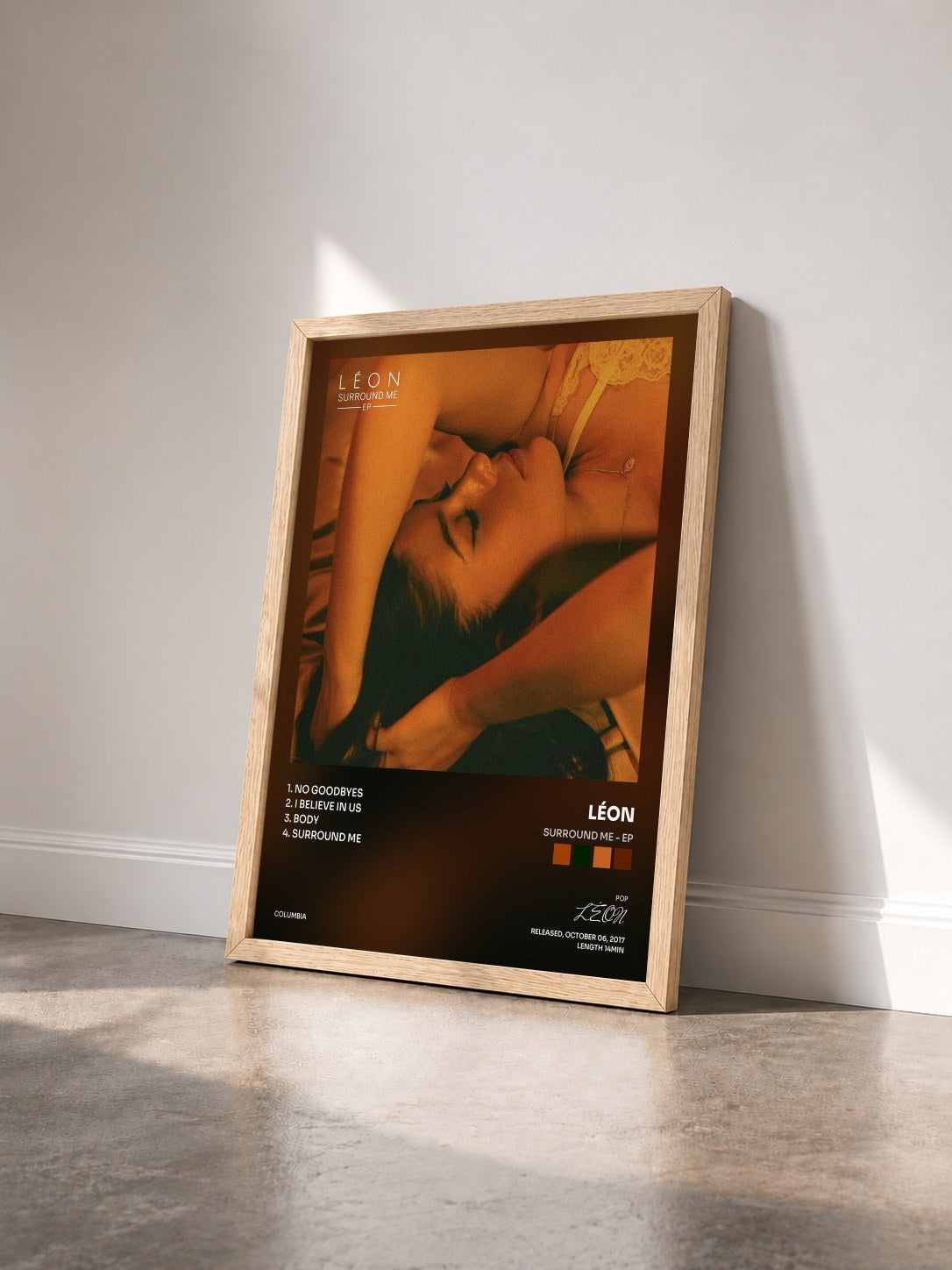 #bois Tableau de l'album Surround Me - EP de LÉON vu de trois quarts, cadre en bois brut