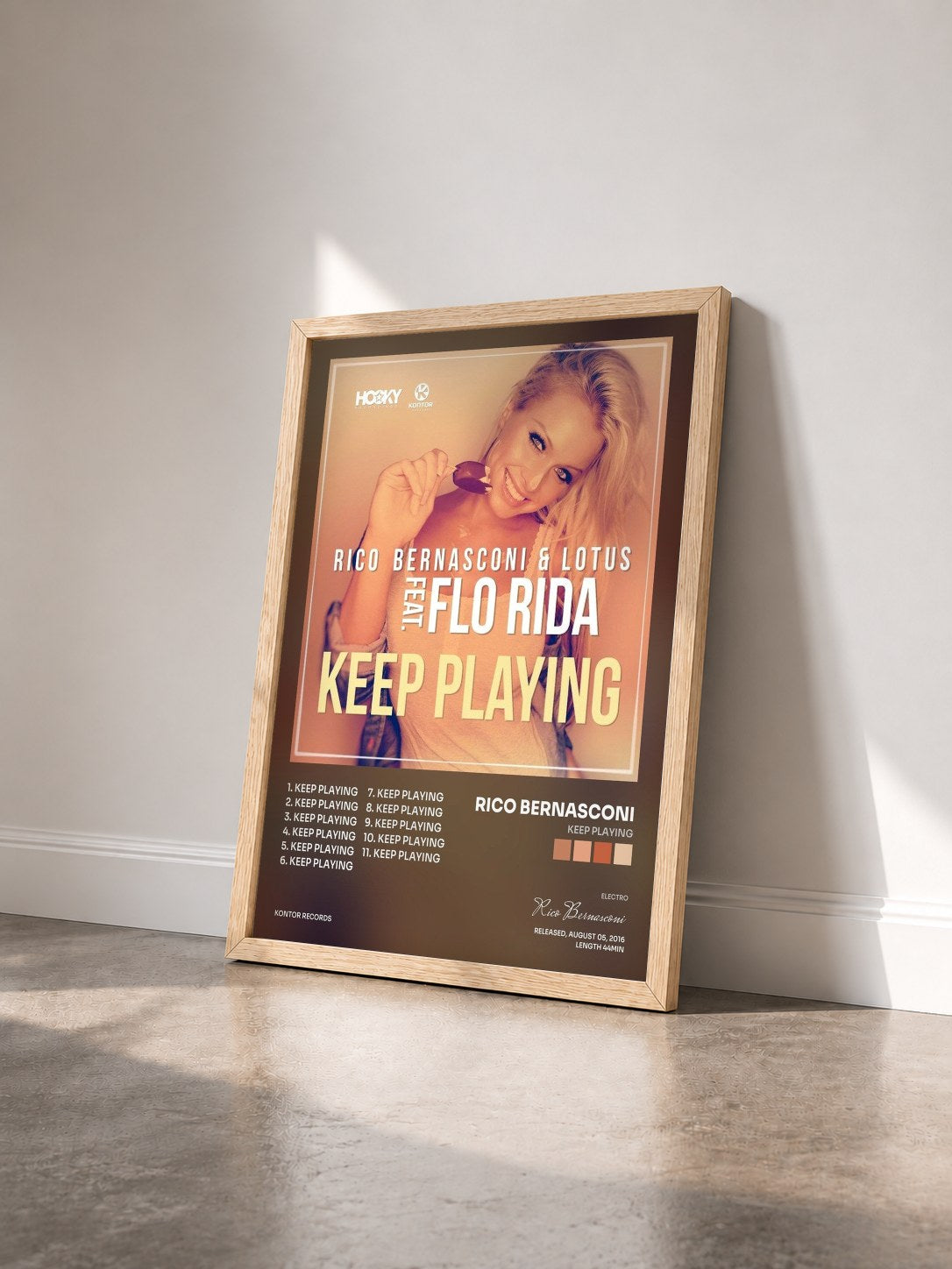 #bois Tableau de l'album Keep Playing de Rico Bernasconi vu de trois quarts, cadre en bois brut