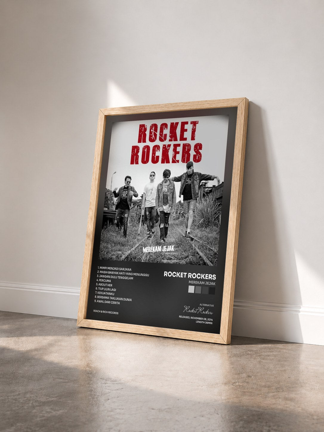 #bois Tableau de l'album Merekam Jejak de Rocket Rockers vu de trois quarts, cadre en bois brut